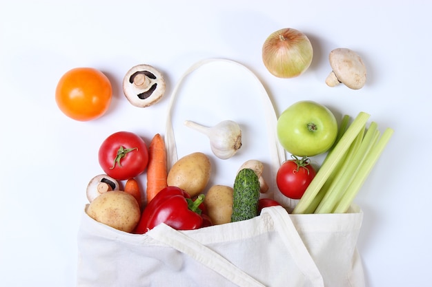 Verduras en una vista superior de la bolsa ecológica