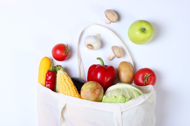 Verduras en una vista superior de la bolsa ecológica