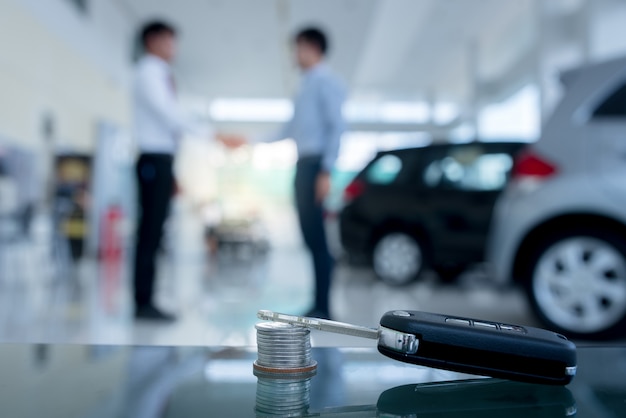 Vereinbarungen zum Kauf von Neuwagen, Neuwagendarlehen oder zur Unterzeichnung von Verträgen mit Autoschlüsseln und mone