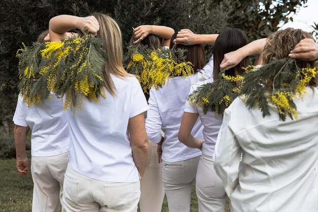 Foto vereinigte frauen mit mimosas feiern den internationalen frauentag