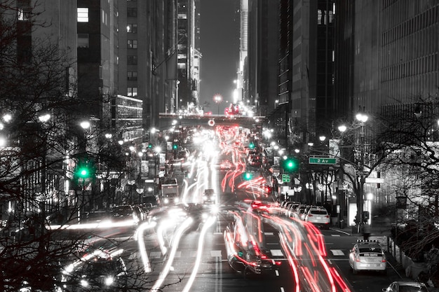 VEREINIGTE STAATEN VON AMERIKA. Nacht NYC. Verkehr an der Kreuzung 42nd Street und 2nd Avenue Black and White