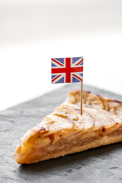 Vereinigtes Königreich Dessert und Bäckerei Stück Apfelkuchen mit britischer Flagge
