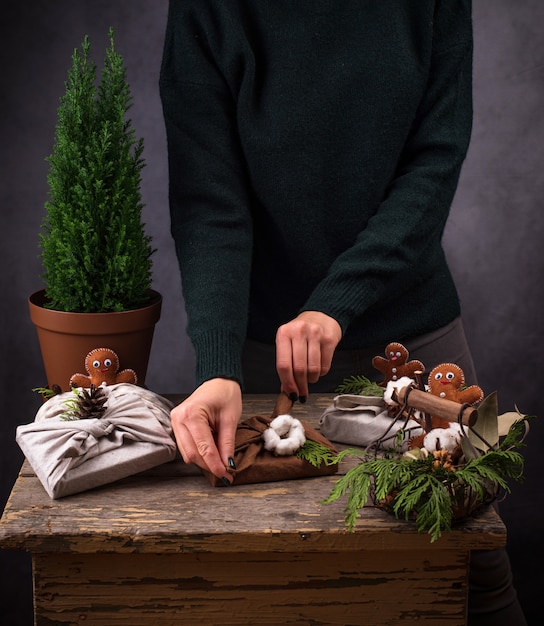 Verfahren zum Verpacken der umweltfreundlichen Furoshiki-Geschenkbox für Weihnachten