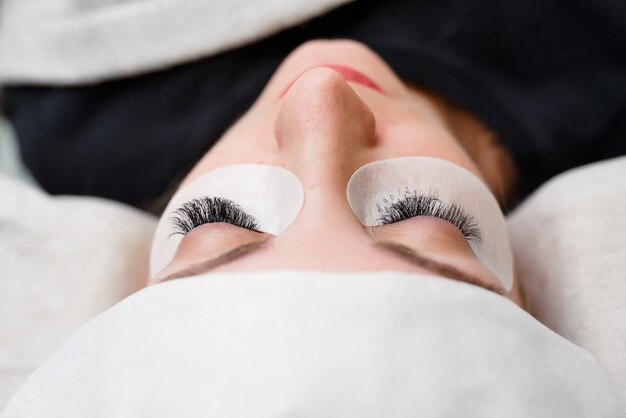 Verfahren zur Wimpernverlängerung. Frauenauge mit langen Wimpern. Nahaufnahme, selektiver Fokus.