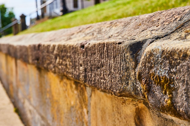 Verfallene Betonmauer mit Moos und Rissen auf der strukturierten Oberfläche