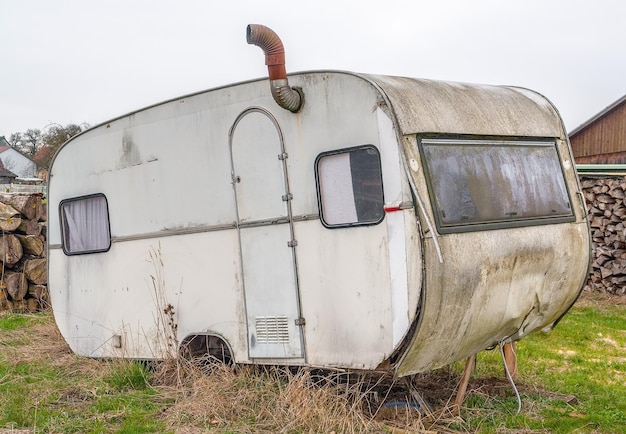 verfallener alter Wohnwagen