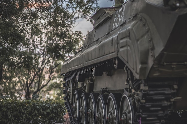 Verfolgen Sie einen riesigen schwarzen Panzer in Großaufnahme mit einem Kopie-Weltraum-Armee-Militärfahrzeug