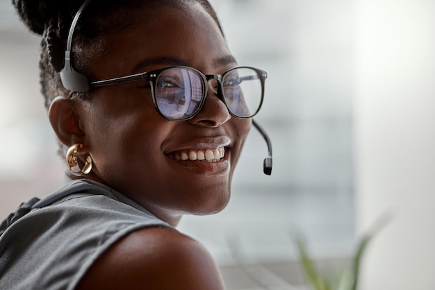 Vergessen Sie Rückrufe, lassen Sie es jetzt reparieren Aufnahme einer jungen Frau, die ein Headset in einem modernen Büro verwendet