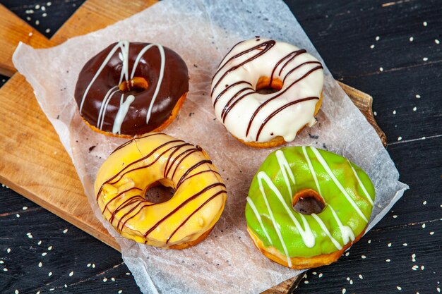 verglaster Donut auf Holzhintergrund