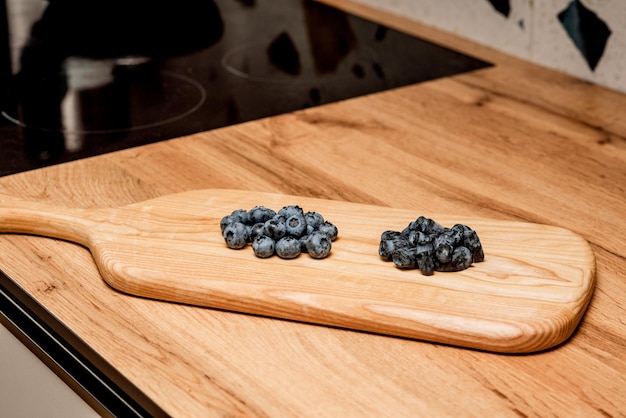 Vergleich von Heidelbeeren und Geißblattbeeren