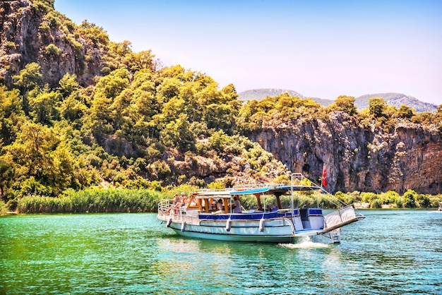 Vergnügungsboote auf dem Fluss und Hügel Dalyan-Fluss Lykische Gräber Mittelmeer Marmaris Türkei