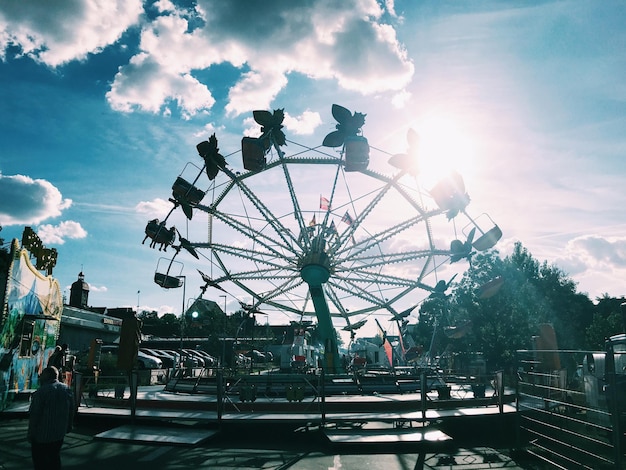 Vergnügungsparkfahrt gegen den Himmel an einem sonnigen Tag