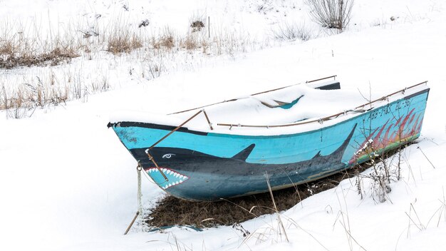 Vergnügungsschiff im Schnee