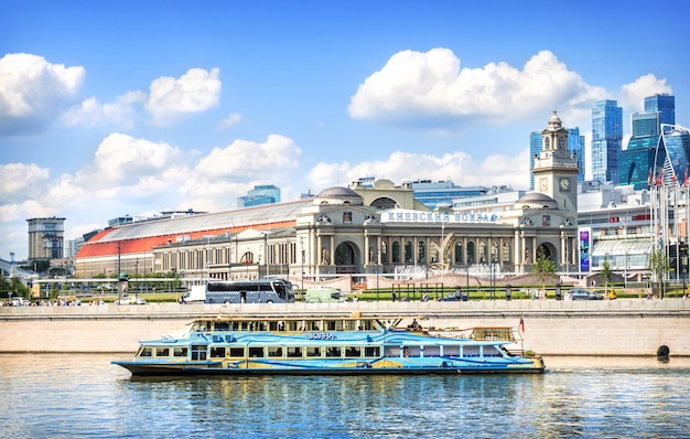 Vergnügungsschiff Volna in der Nähe des Kiewer Piers am Moskwa-Fluss und des Kiewer Bahnhofs Moskau