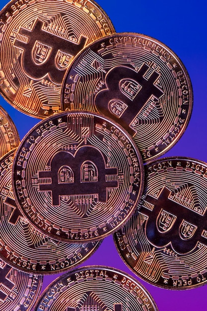 Vergoldete Bitcoins symbolisieren den Bitcoin-Markt und finanzieren den Internethandel