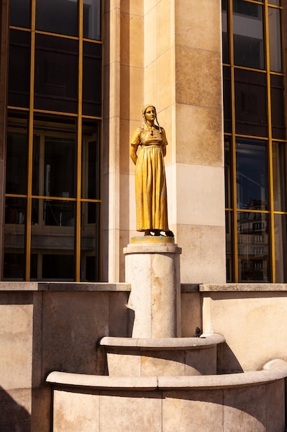 Vergoldete Statue einer Frau auf dem Place du Trocadero in Paris