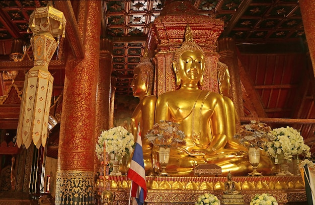 Vergoldete vierseitige sitzende Buddha-Bilder des Tempels Wat Phumin in der Provinz Nan Thailand