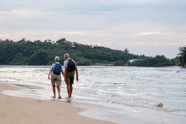 Verheiratete Paare von älteren Leuten auf dem Strand auf dem Ozeanufer