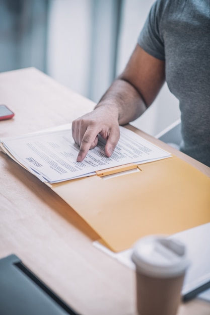 Verificação de documentos. close de um homem verificando os documentos