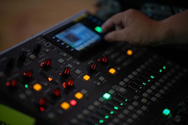 verificação de som para o mixer de concerto controle engenheiro de música nos bastidores
