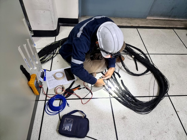 Verificação do cabo de controle antes de conectar à terminação elétrica por um eletricista