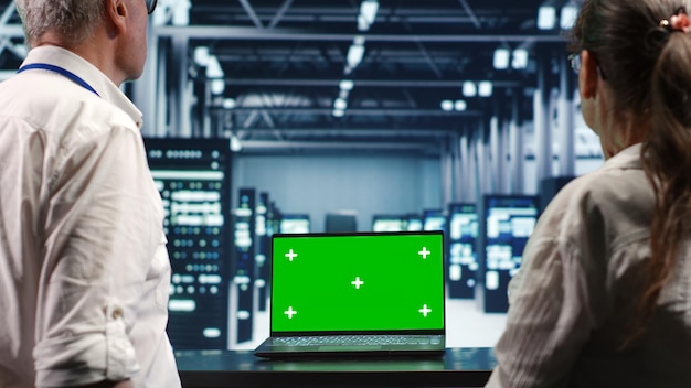 Verificación cruzada de las plataformas de servidores de computadoras portátiles