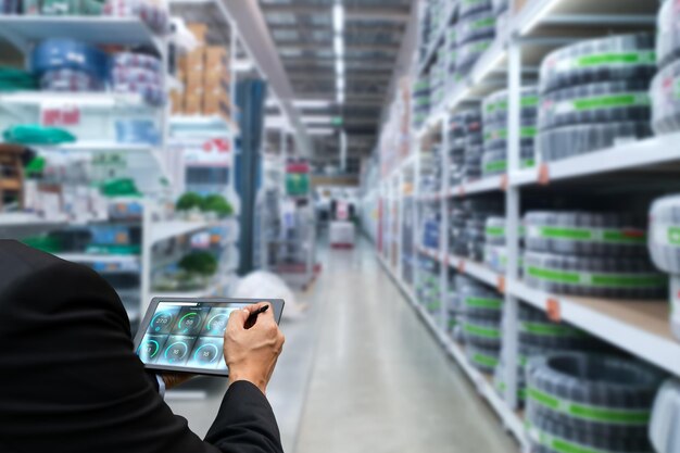 Verificación de las existencias de productos en el almacén industrial con tecnología