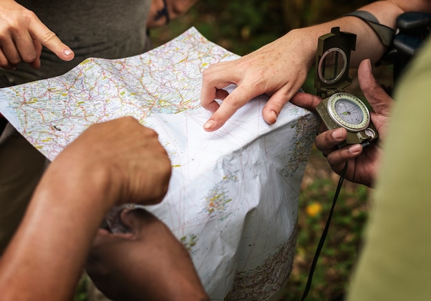 Foto verificando en el mapa para direcciones