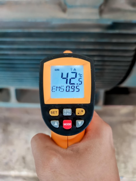 Foto verificar a temperatura da potência elétrica do motor