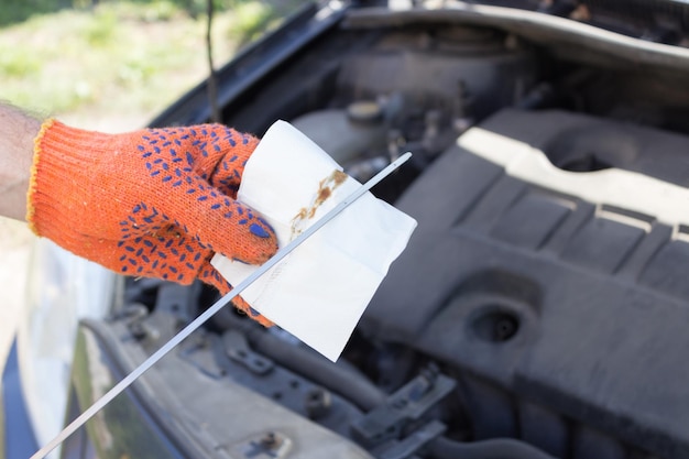 Verificar o nível de óleo na caixa do motor do carro