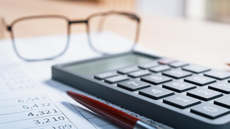 Verifique as finanças com uma calculadora na mesa renderização 3D