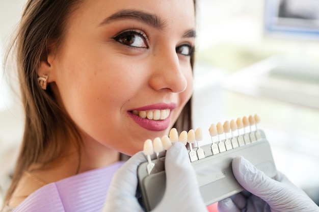 Verifique y seleccione el color de los dientes.