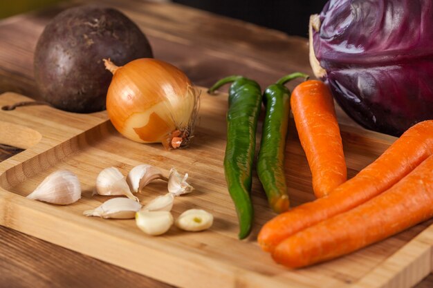 Verious legumes frescos em uma mesa de madeira, alimentos saudáveis.