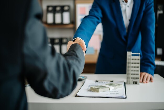 Verkäufe geben männliche Kunden, die Kaufverträge unterzeichnen Asiatische Frau und Mann, die Geschäfte im Büro machen Geschäftskonzept und Vertragsunterzeichnung