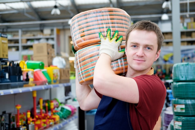 Verkäufer im Baugerätewerkzeugspeicher bei der Arbeit