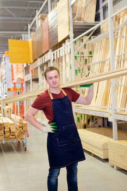 Verkäufer im Bauhaus mit Holz