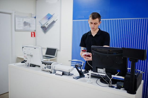 Verkäufer Mann Handy professioneller Berater im Tech Store oder Shop arbeitet an der Kasse