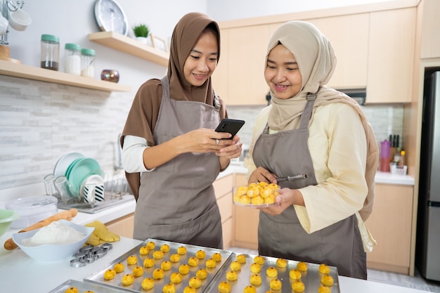 Verkäuferin der muslimischen Frau zu Hause, die Produkt des Nastar-Kuchens macht