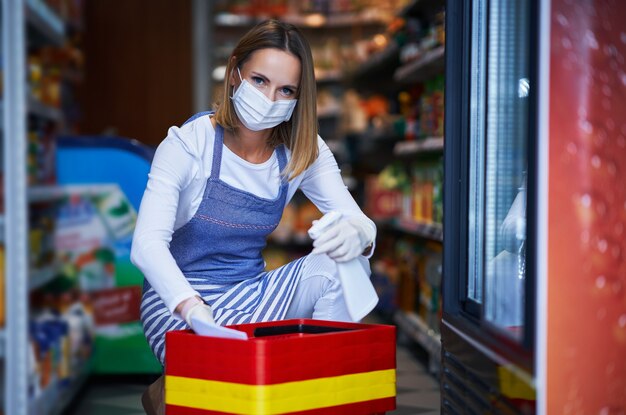 Verkäuferin, die in Desinfektionswagen für medizinische Masken arbeitet