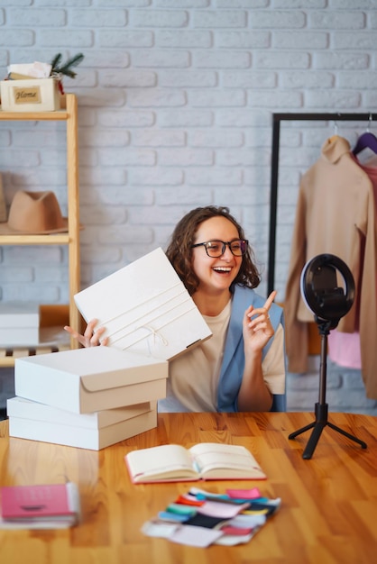 Verkäuferin eines Lagerarbeiters dropshipping Kleinunternehmer, der neue Inhalte für Vlog aufzeichnet