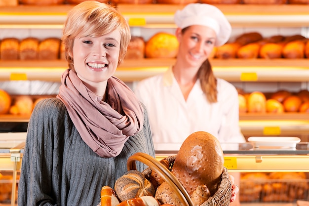 Verkäuferin mit Kundin in der Bäckerei