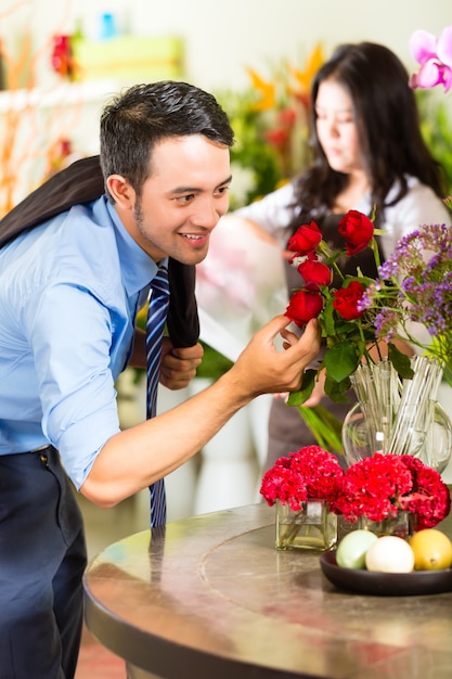 Verkäuferin und Kunde im Blumenladen