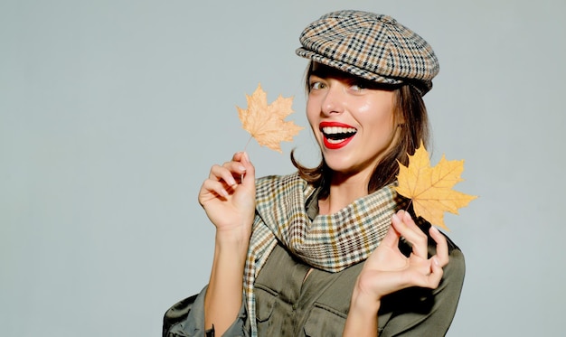 Verkauf für die gesamte Herbstkollektion unglaubliche Rabatte und eine wunderbare Auswahl Herbstmädchen, das sich auf den Herbstverkauf vorbereitet Modeportrait der schönen sinnlichen Frau in Hut und Schal Herbstkonzept