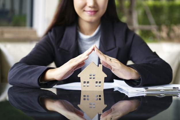 Verkauf repräsentieren Immobilienmakler bieten neues Haus, Darlehensvertrag und Versicherung, Erfolg