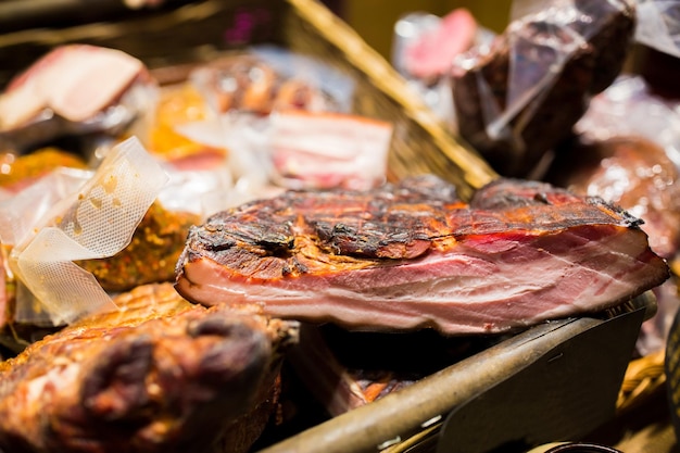 Verkauf und Lebensmittelkonzept - geräucherte Fleischprodukte auf dem Markt oder in der Metzgerei