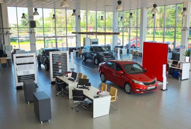 Verkauf von Autos im Showroom. Neuwagen im Ausstellungsraum.