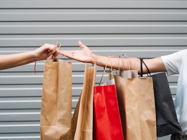 Verkauf von Damenbekleidung einkaufen. Shopaholischer Lebensstil. Leidenschaft für Mode. Konsumkonzept