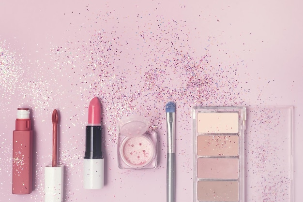 Verkaufskonzept mit dekorativer Kosmetik auf rosafarbenem Hintergrund, flach liegend, Draufsicht, Lippenstift-Lidschatten