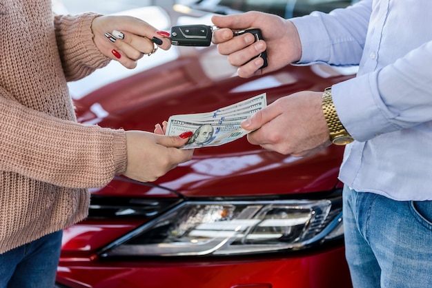 Verkaufsleiter, der Schlüssel vom Auto zum Kunden gibt