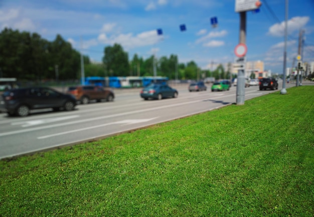 Verkehr am Bokeh-Hintergrund der Sommerstraße